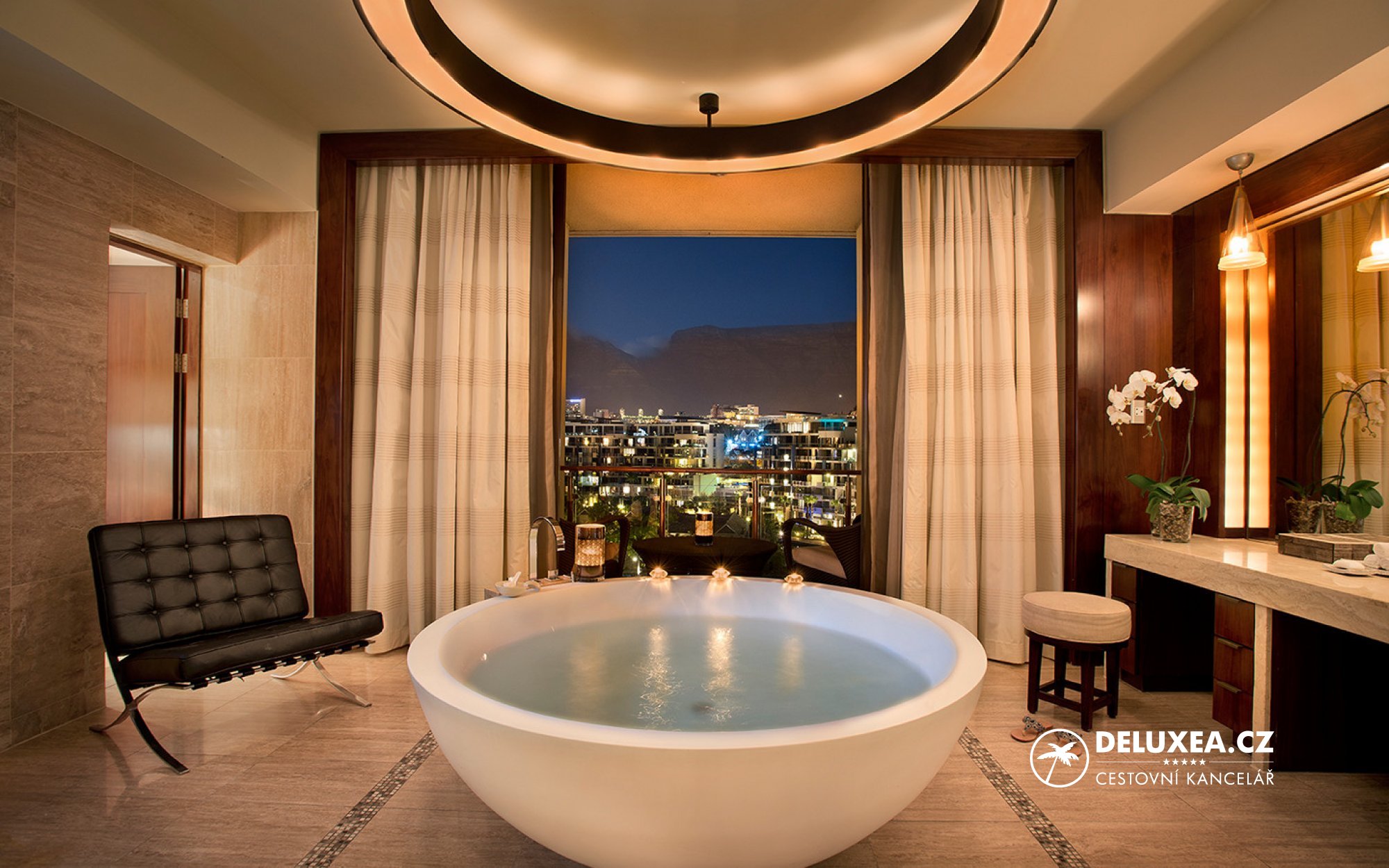 Квартира с большой ванной. Отель one only Кейптаун. Шикарная ванная комната. Красивая ванна. Ванная с панорамным окном.