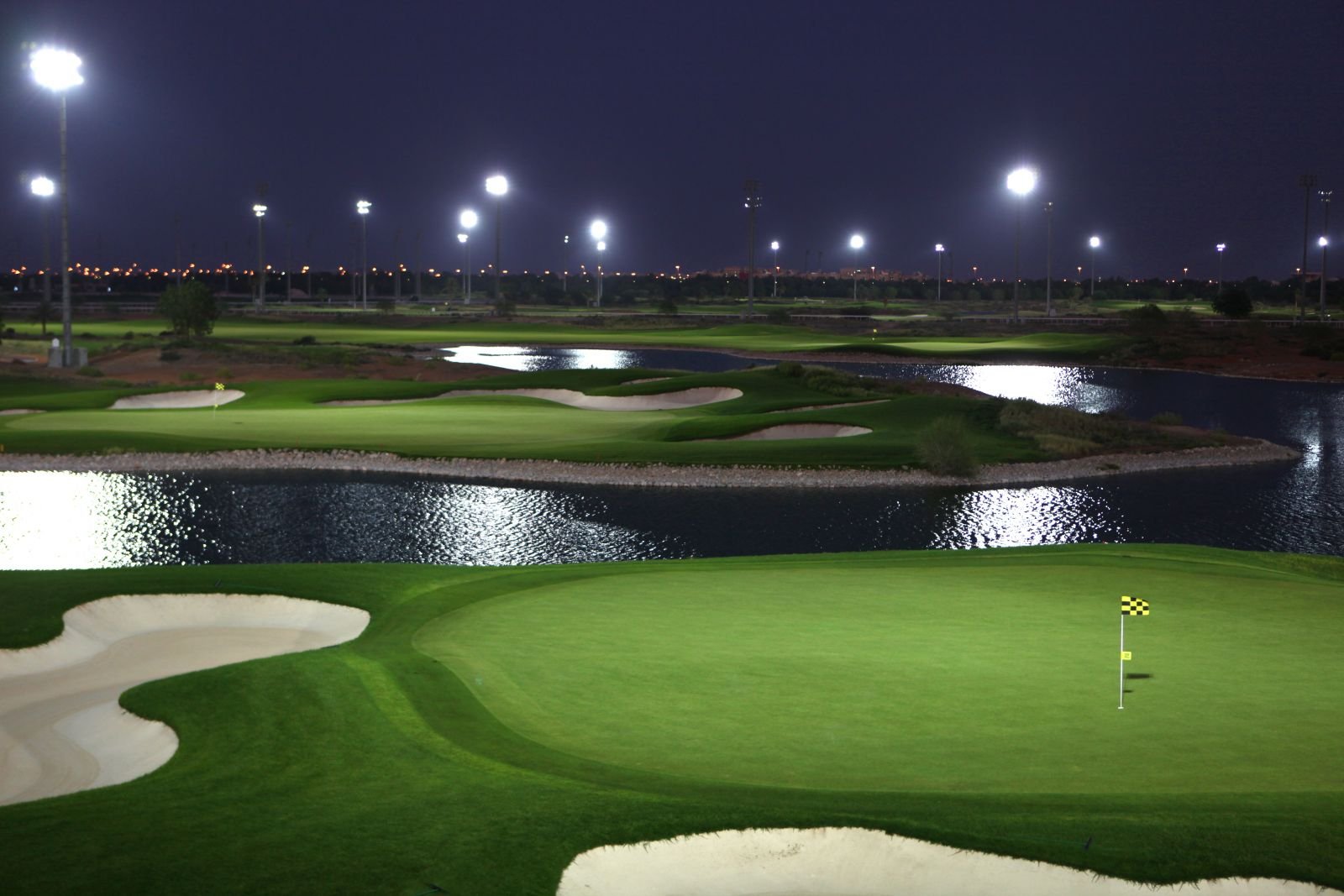 Dubaj – unikátní zážitek z nočního golfu